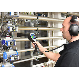 CS Instruments LD 450 - Leak detector - demonstration photo by engineer